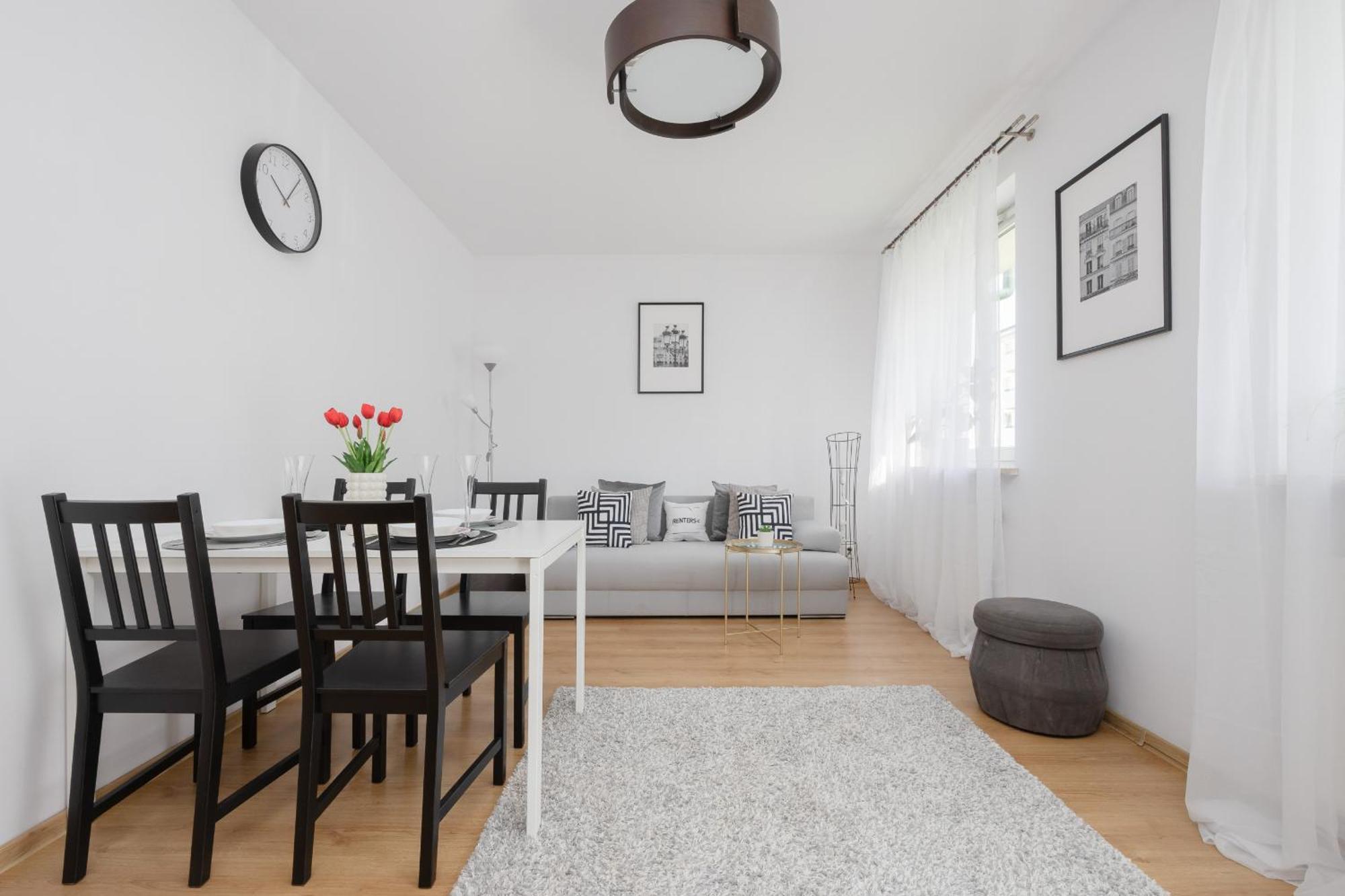 Apartment Na Parterze Z Parkingiem I Biurkiem Do Pracy Zdalnej W Piasecznie By Renters