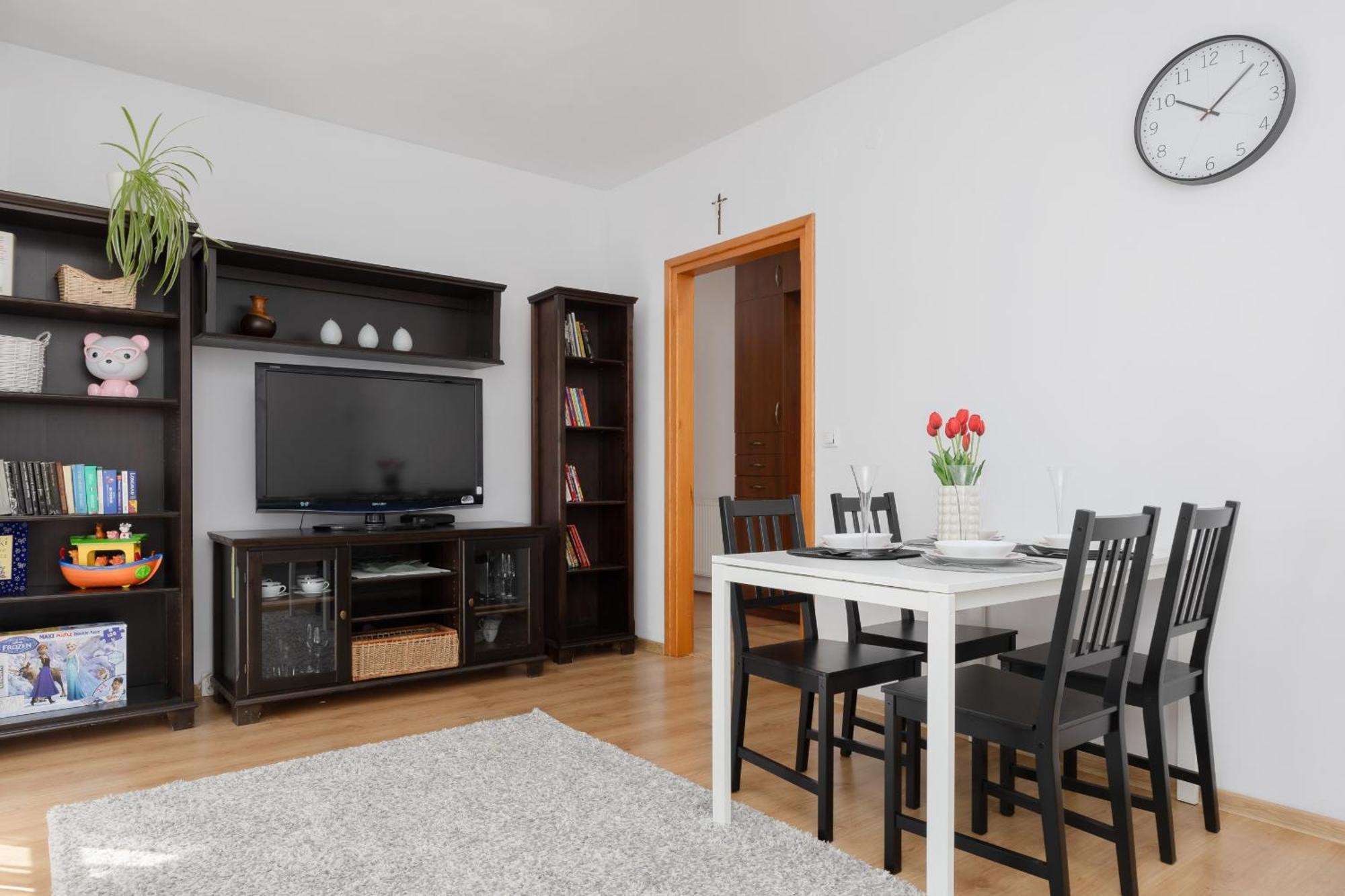 Na Parterze Z Parkingiem I Biurkiem Do Pracy Zdalnej W Piasecznie By Renters Apartment