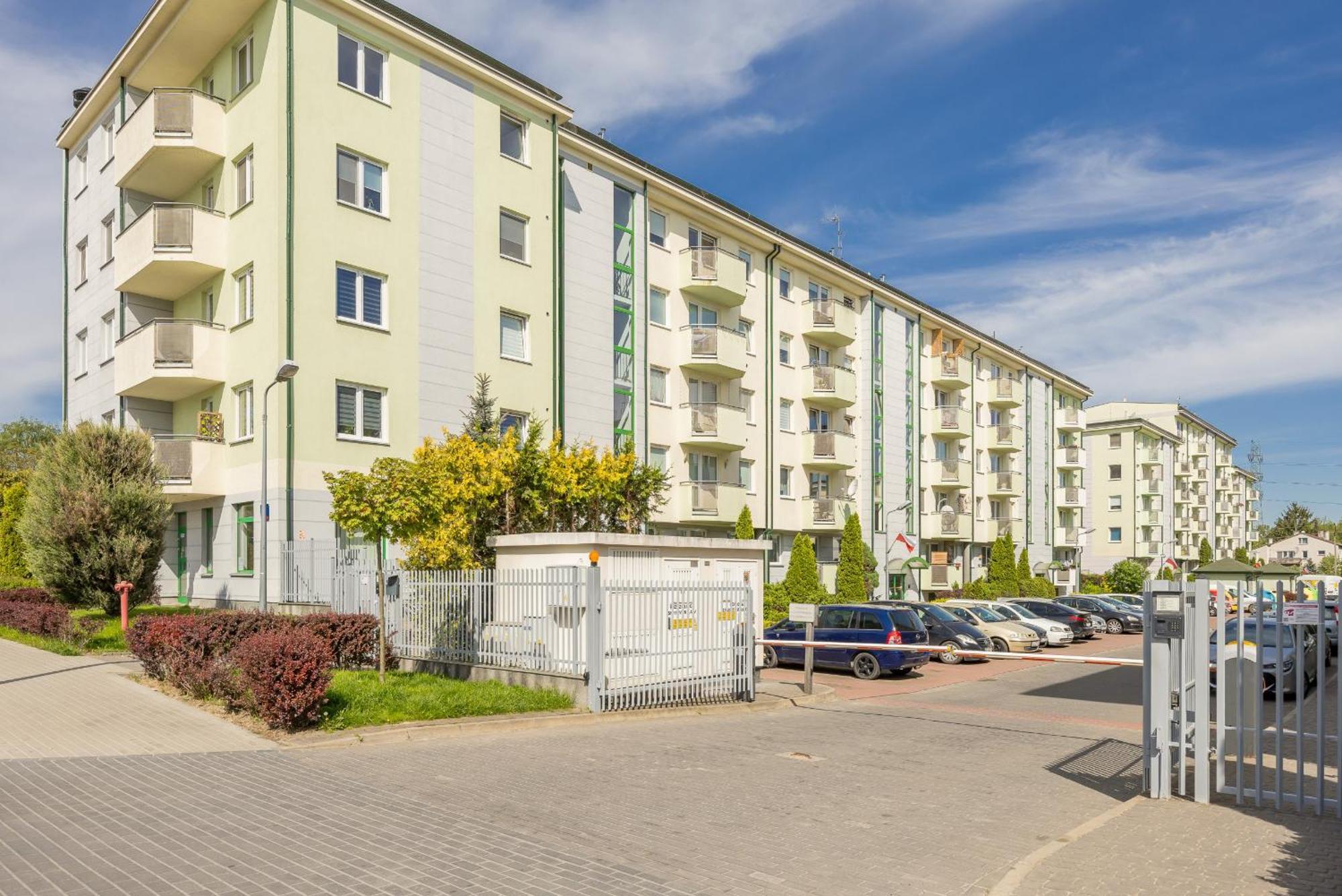 Na Parterze Z Parkingiem I Biurkiem Do Pracy Zdalnej W Piasecznie By Renters Apartment *
